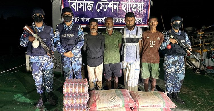 মাদকবিনিময়ে সিমেন্ট-পণ্য পাচারের সময় চার চোরাকারবারী আটক